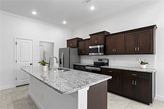 6011 NW Hoover St, Bentonville, AR 72713 - kitchen with ornamental molding, a sink, stainless steel appliances, a center island with sink, and baseboards