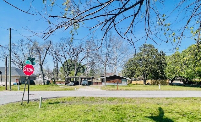 view of yard with driveway