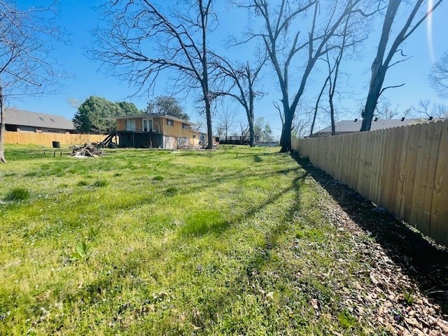 view of yard featuring a fenced backyard