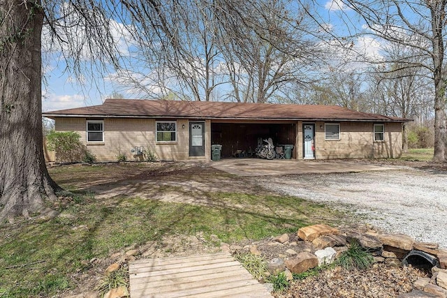 view of front facade with a carport and driveway