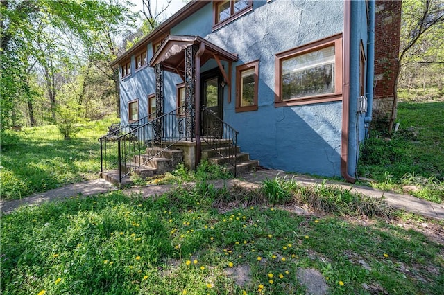 view of exterior entry with stucco siding