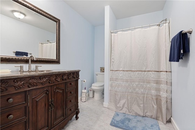 full bathroom featuring toilet, curtained shower, vanity, and baseboards