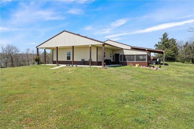 view of front of house with a front lawn