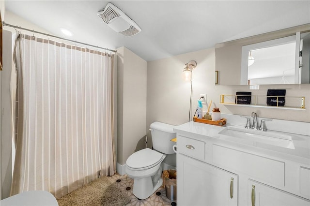 bathroom featuring a shower with shower curtain, vanity, visible vents, and toilet