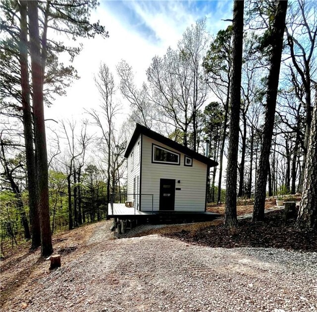 view of outdoor structure featuring gravel driveway