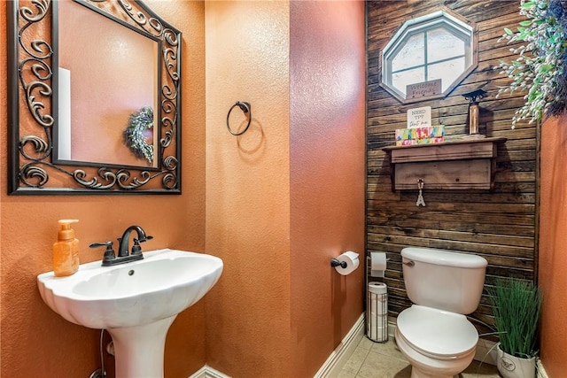 3512 Hamm Ln, Springdale, AR 72762 - bathroom with toilet, tile patterned flooring, a textured wall, baseboards, and a sink