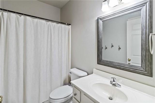 full bath featuring toilet, vanity, and a shower with curtain