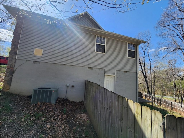 1 Binham Ln, Bella Vista, AR 72715 - view of side of home with central air condition unit and fence