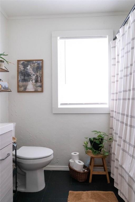 406 N Oak St, Harrison, AR 72601 - full bath featuring toilet, tile patterned flooring, and a healthy amount of sunlight