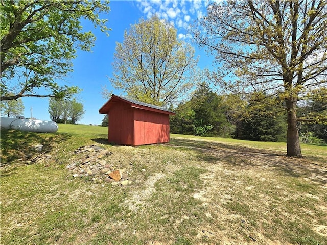 view of yard featuring an outbuilding and a shed