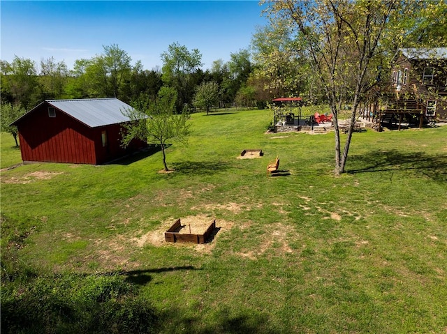 view of yard featuring an outdoor structure and an outbuilding