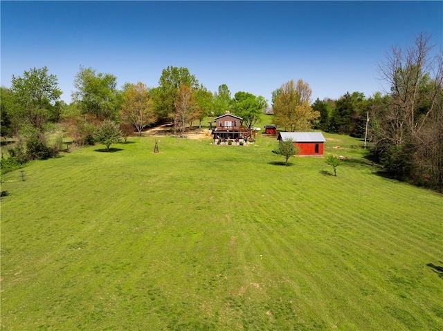 view of yard featuring an outdoor structure