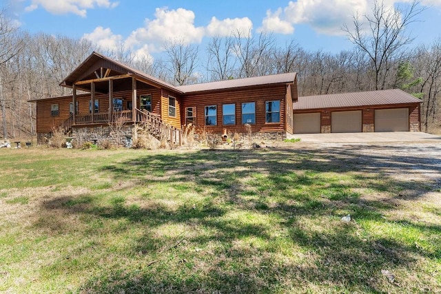 view of front of property featuring stone siding, an outdoor structure, a front yard, a garage, and gravel driveway