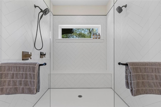 bathroom featuring a tile shower