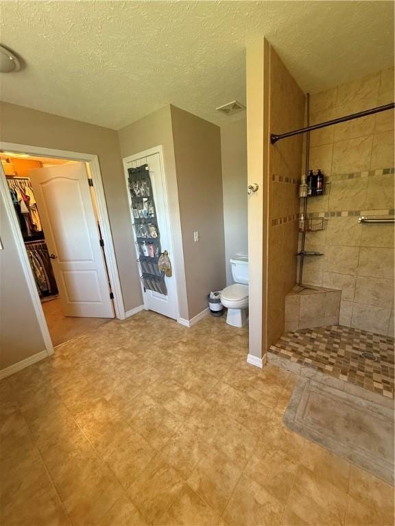 1306 Sunset Blvd, Berryville, AR 72616 - full bath featuring a tile shower, toilet, visible vents, and baseboards