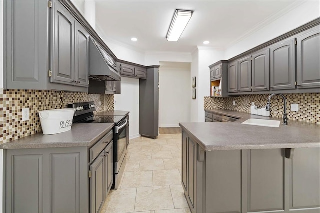 kitchen with under cabinet range hood, a sink, gray cabinetry, a peninsula, and stainless steel range with electric stovetop