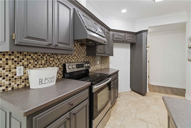 kitchen with stainless steel electric stove, tasteful backsplash, dark countertops, and crown molding