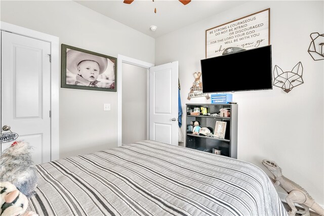 bedroom with ceiling fan