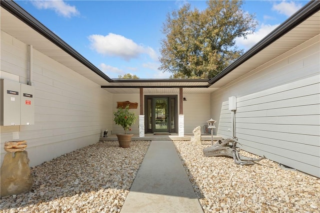 entrance to property featuring covered porch