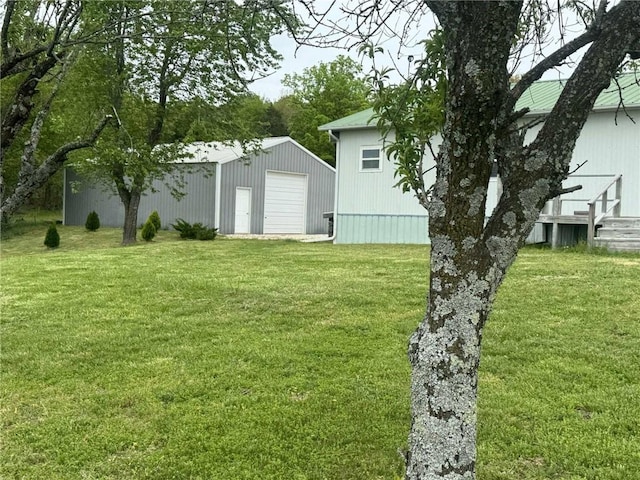 view of yard with an outdoor structure and a detached garage