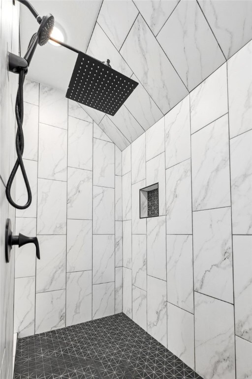 bathroom featuring a tile shower