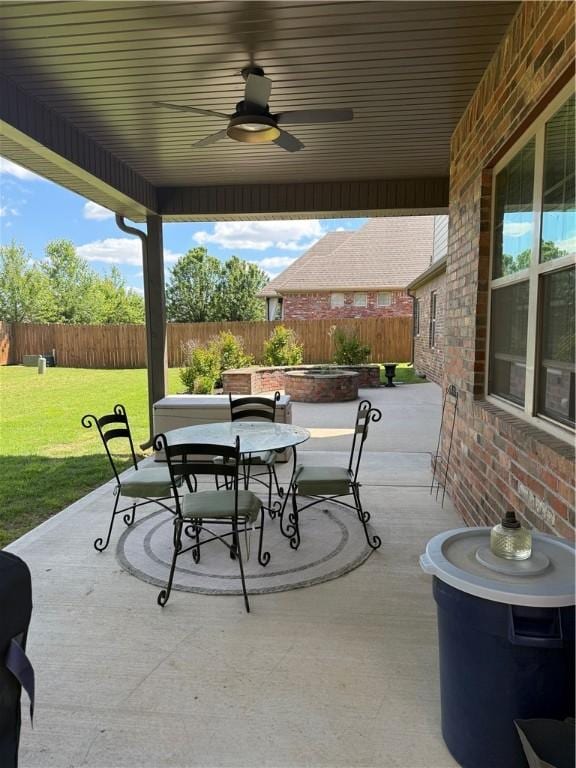 view of patio featuring a ceiling fan and outdoor dining space