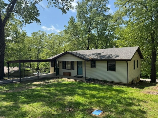 view of front facade featuring a shingled roof and a front lawn