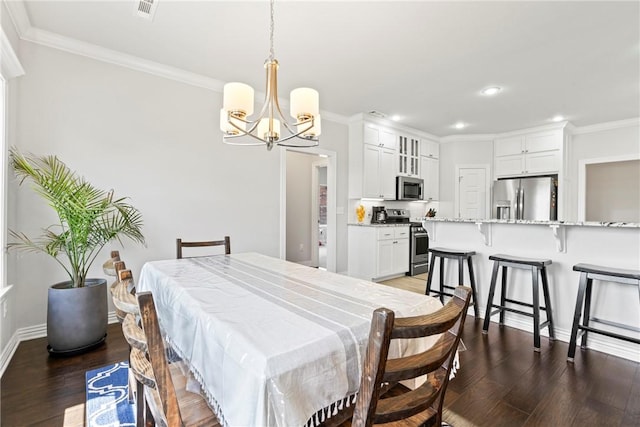 dining room featuring recessed lighting, crown molding, wood finished floors, and a notable chandelier