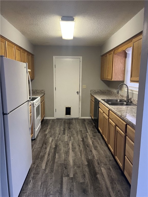 kitchen with dark wood-style flooring, a textured ceiling, visible vents, a sink, and white appliances