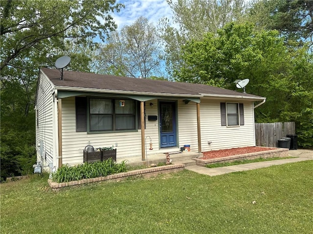 view of front facade with fence and a front lawn