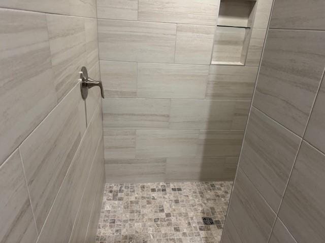 681 Baggett St, Prairie Grove, AR 72753 - bathroom with tiled shower