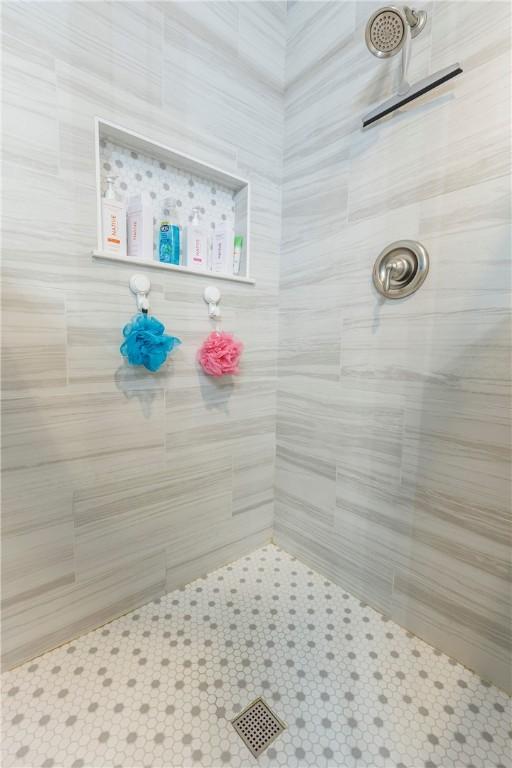1 Panbury Ln, Bella Vista, AR 72715 - bathroom featuring a tile shower