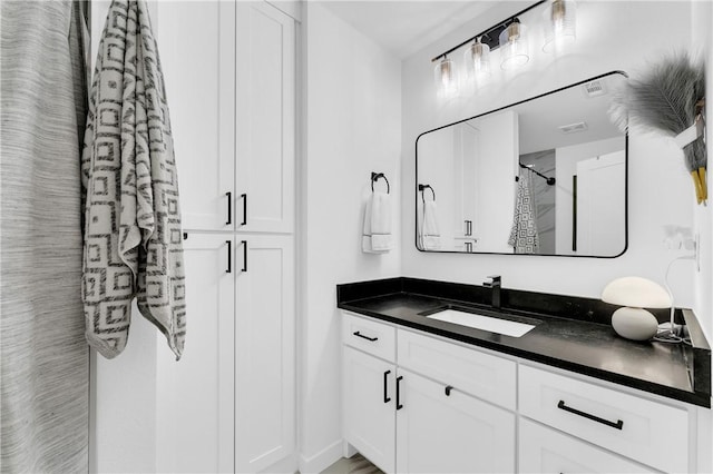 full bath featuring vanity, visible vents, and a shower with shower curtain