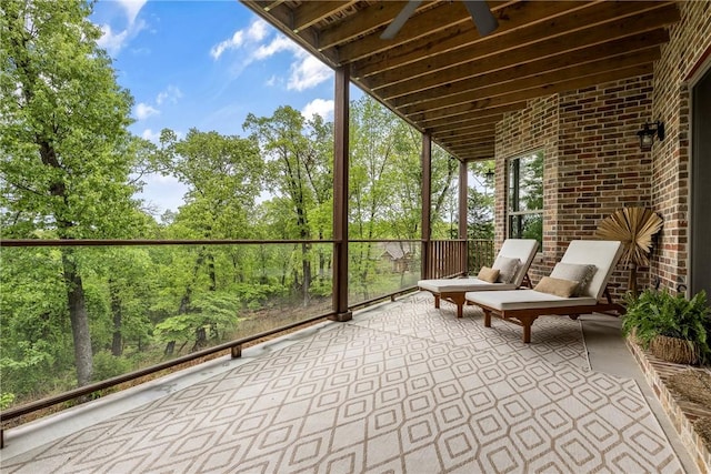 sunroom with a ceiling fan