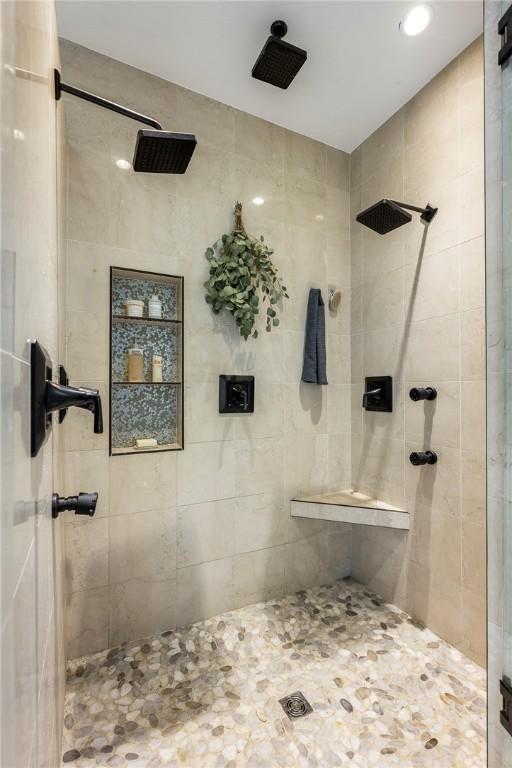 full bathroom featuring tiled shower