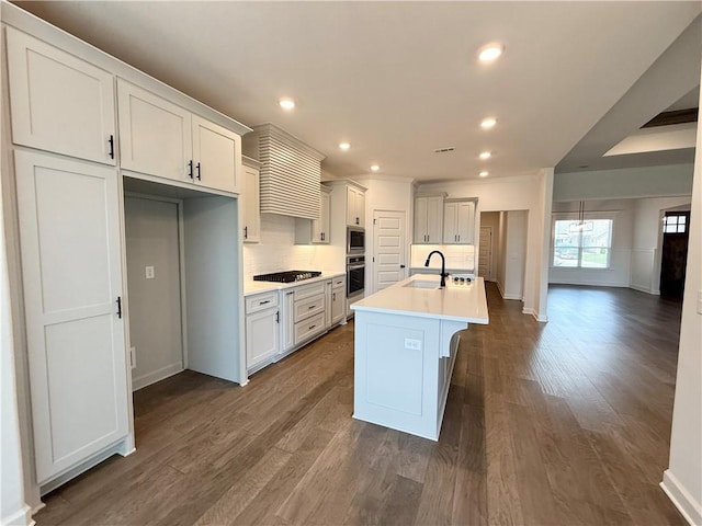 kitchen featuring tasteful backsplash, a sink, stainless steel appliances, recessed lighting, and an island with sink