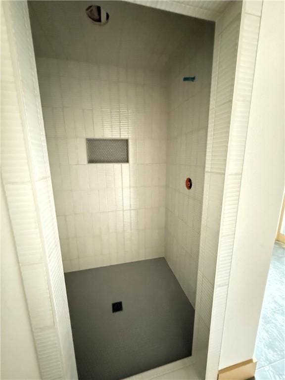 bathroom featuring a tile shower