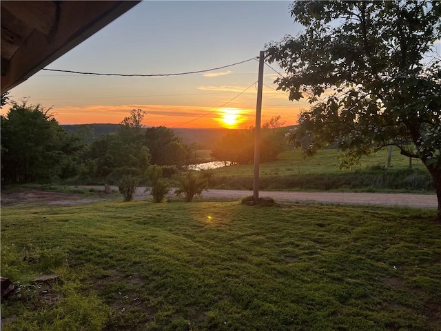 view of yard at dusk