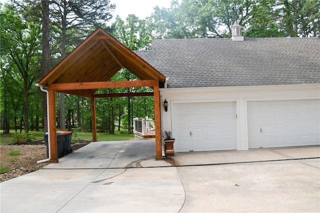 view of property's community featuring a detached garage