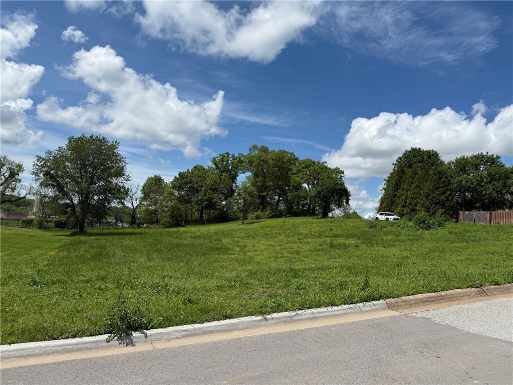W Champions Blvd, Rogers, AR 72758