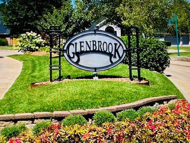 community sign featuring a yard