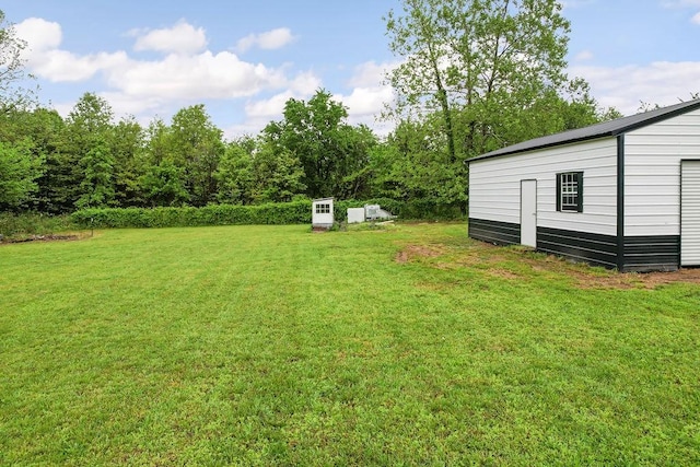 view of yard with an outbuilding