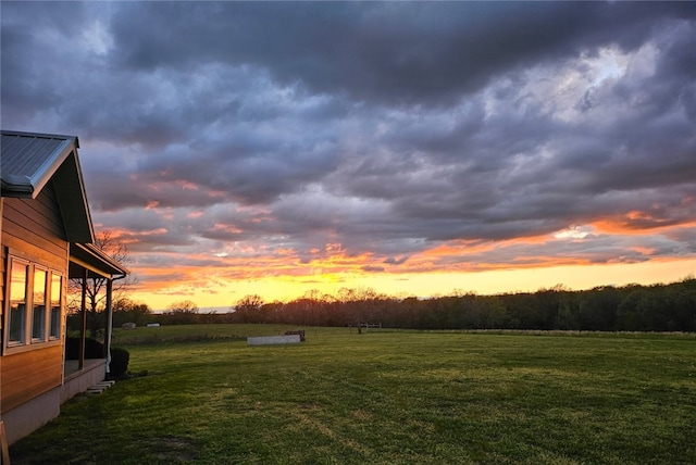 view of yard at dusk