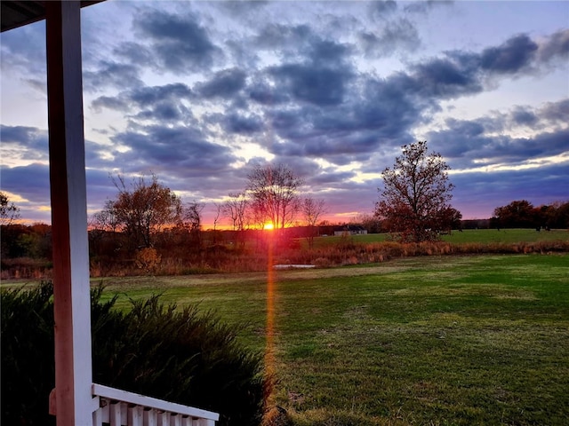 view of yard at dusk