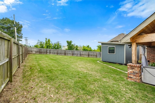 view of yard with an outdoor structure