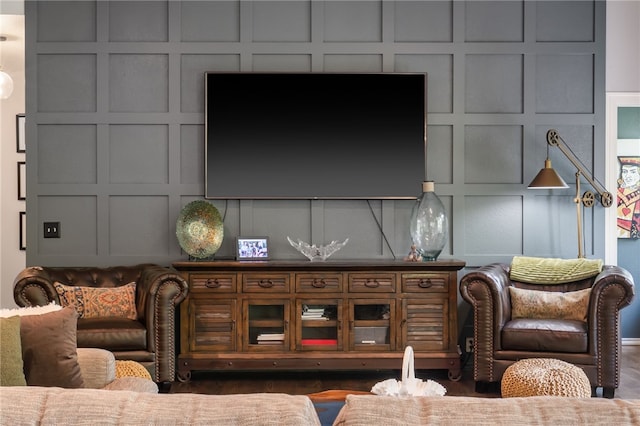 7 Croft Ledge Dr, Bentonville, AR 72712 - living room featuring a decorative wall