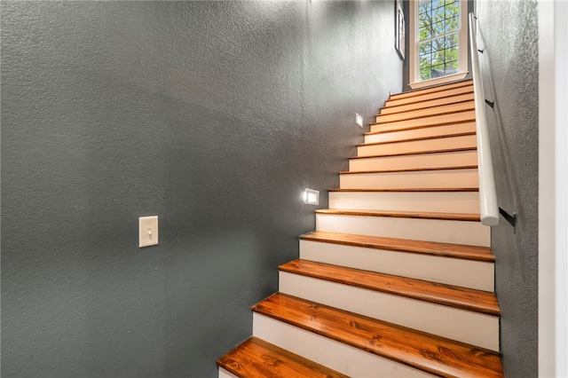 7 Croft Ledge Dr, Bentonville, AR 72712 - stairway featuring a textured wall