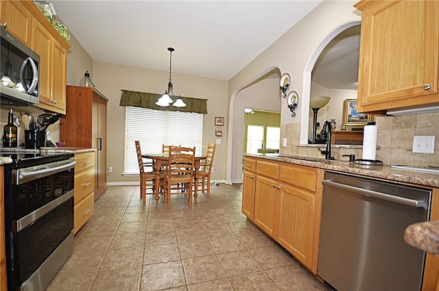 42 Sable Dr, Bella Vista, AR 72715 - kitchen featuring a sink, stainless steel appliances, light brown cabinets, baseboards, and decorative backsplash