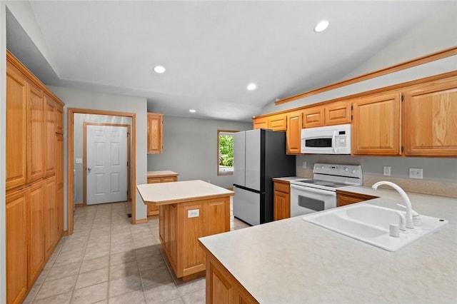 4 Tisbury Ln, Bella Vista, AR 72715 - kitchen featuring white appliances, a sink, vaulted ceiling, a center island, and light countertops