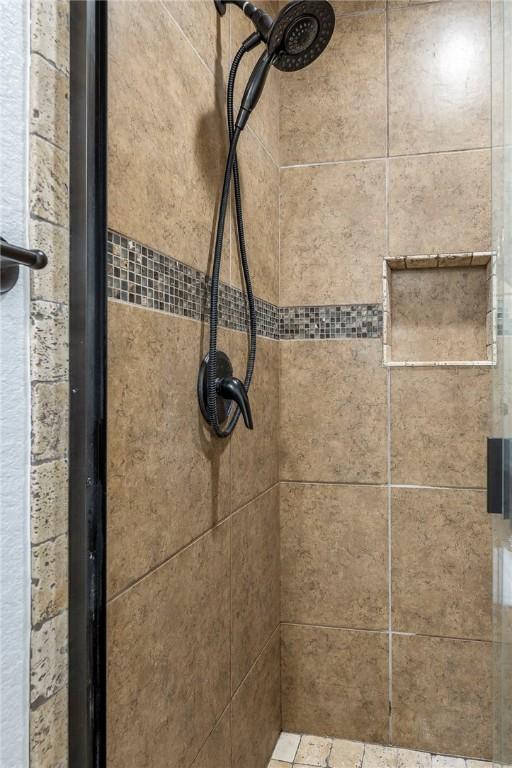8 Eddy Ln, Bella Vista, AR 72715 - bathroom view of tiled shower